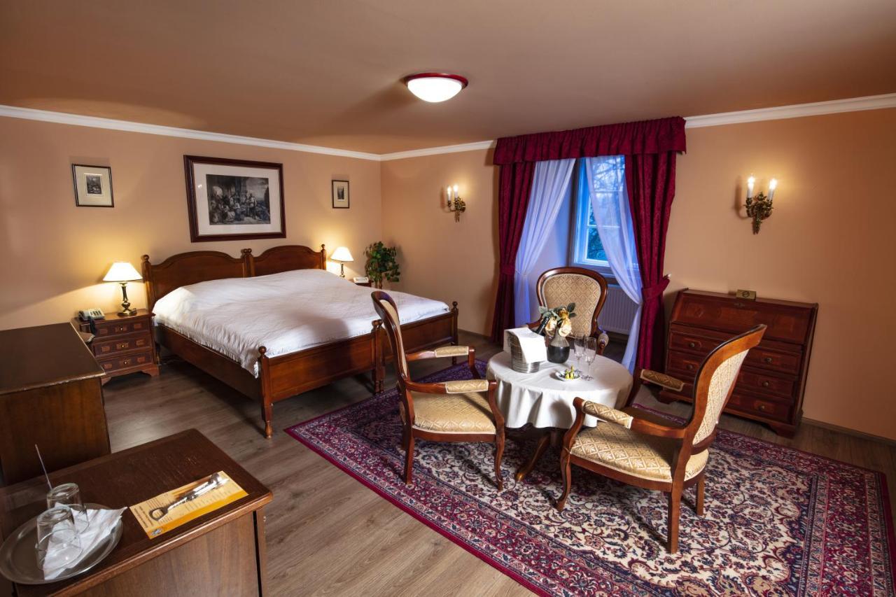 Hotel Zamek Stirin Velke Popovice Exterior photo